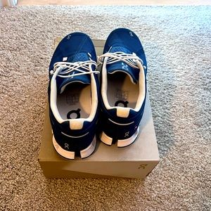 ON cloud womens running shoes - barely used-size 8.5, denim & white